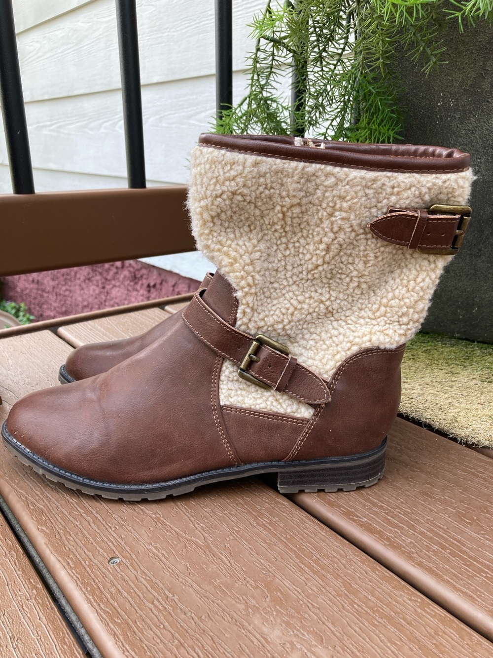 Sporto Size 8M brown with shearling accent boots